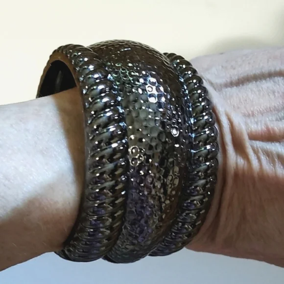 VINTAGE HAMMERED DARK GUNMETAL WIDE CUFF HINGED 7 3/4" BRACELET - Picture 2 of 9